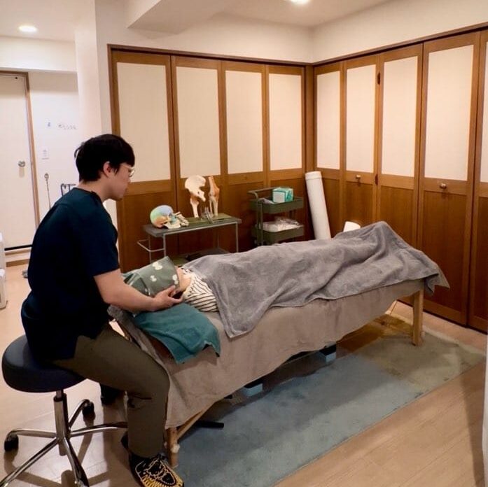 下北沢整体サロンリーニア　姿勢矯正と歩行改善の施術風景