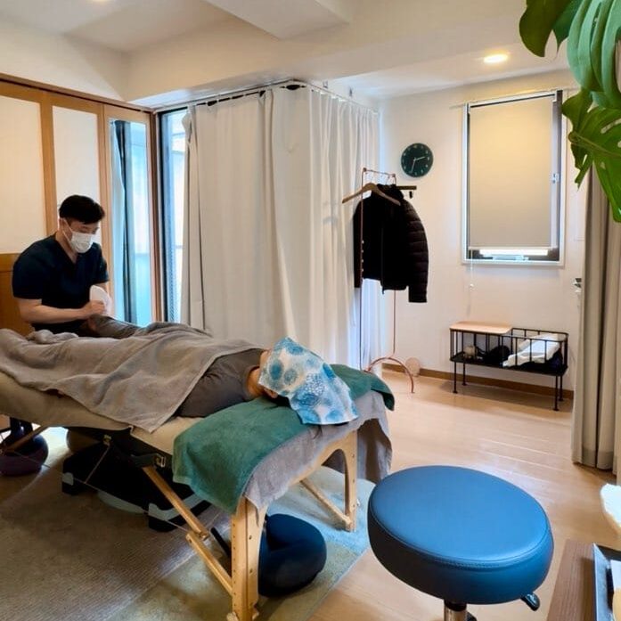 下北沢整体サロンリーニア　姿勢矯正と歩行改善の施術風景