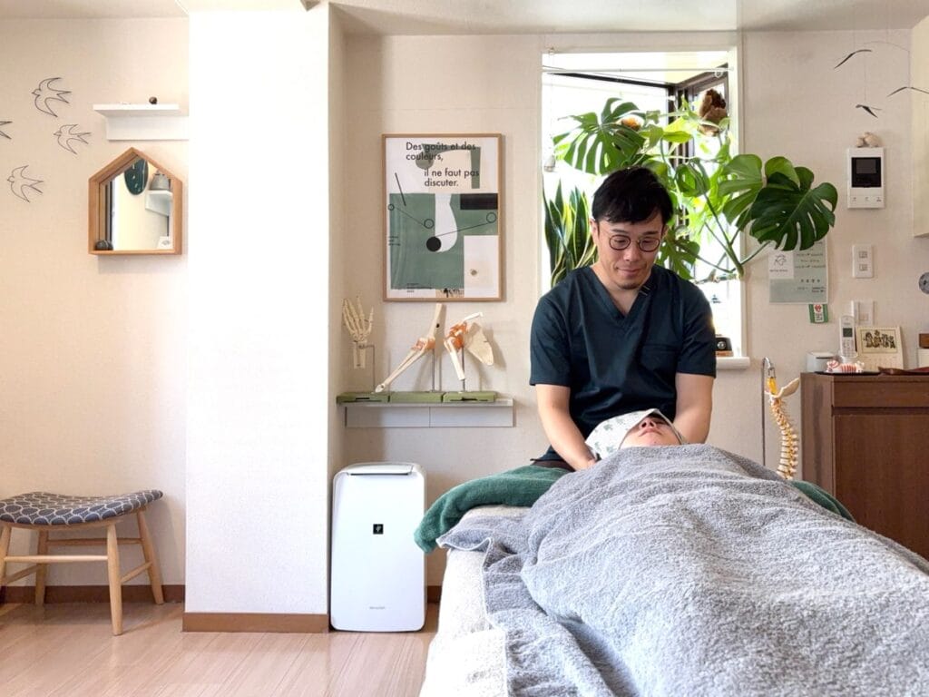 下北沢整体サロンリーニア姿勢矯正・歩行改善の施術風景。