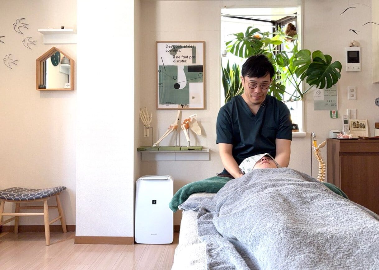 下北沢整体サロンリーニア姿勢矯正・歩行改善の施術風景。