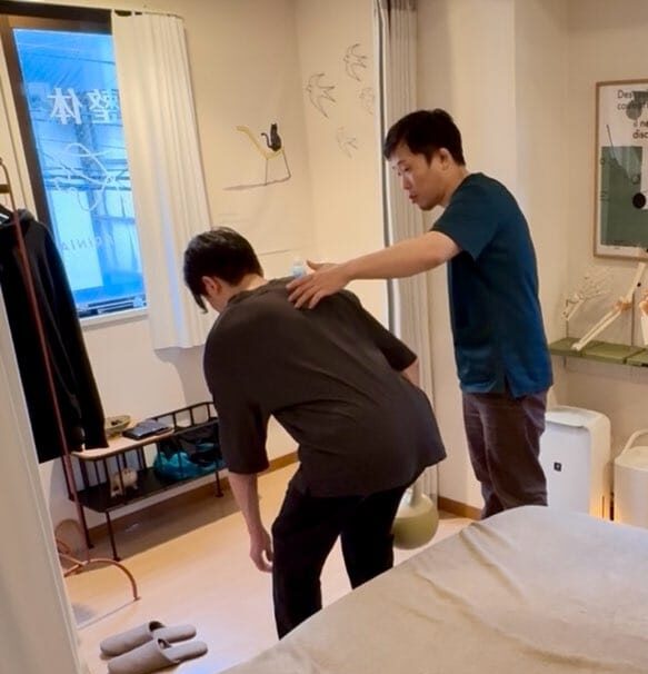 下北沢整体サロンリーニア　姿勢矯正と歩行改善の施術風景