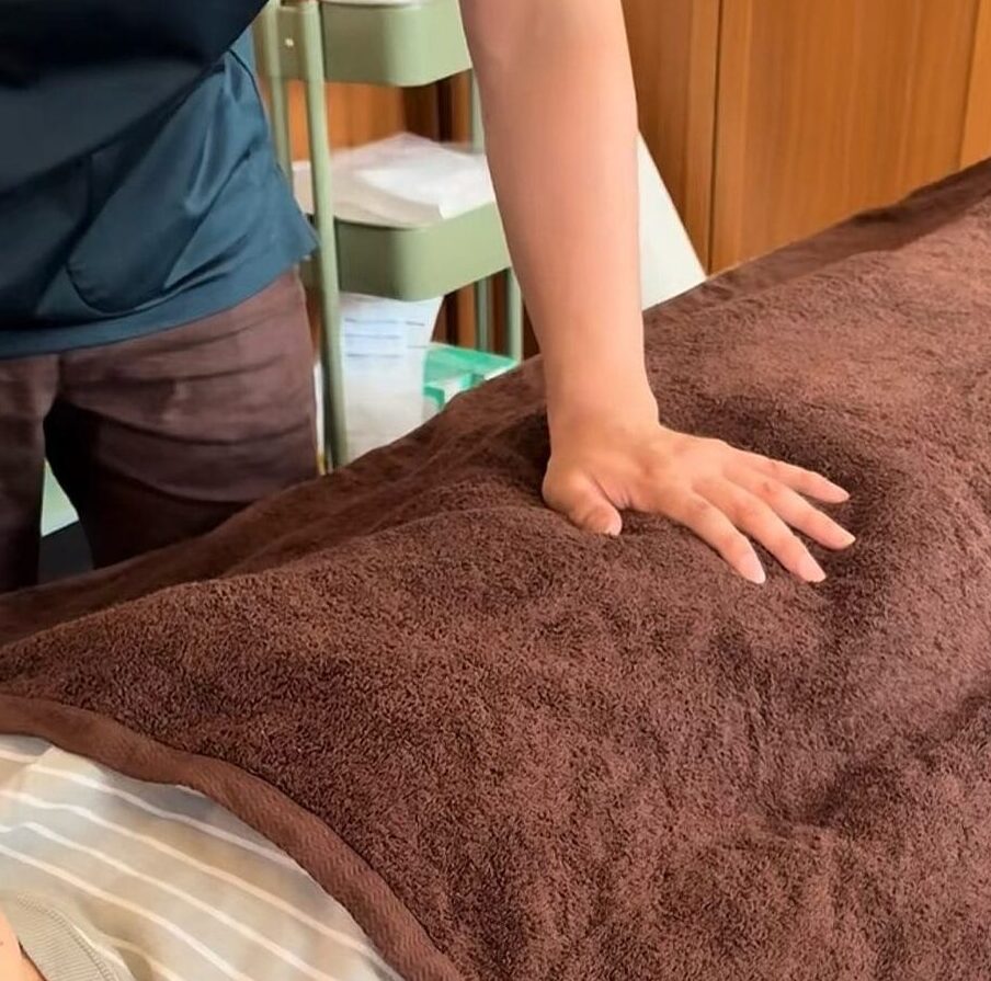 下北沢整体サロンリーニア姿勢矯正・歩行改善の施術風景。内臓調整。