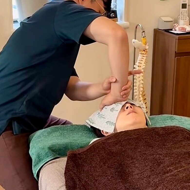 下北沢整体サロンリーニア姿勢矯正・歩行改善の施術風景。頭蓋骨調整。